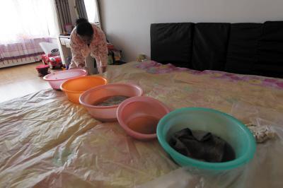 古蔺楼上漏水，住户失联，小区没物管，业主维权难！律师来支招……
